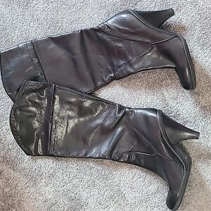 Black size 8.5 leather riding boot